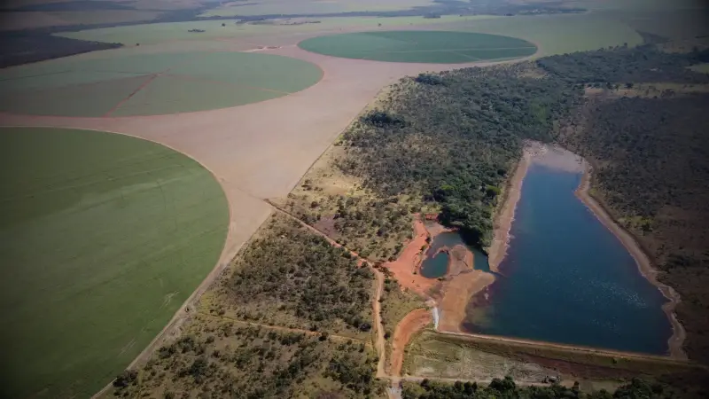 Vista aérea de propriedade rural com áreas irrigadas e vegetação nativa